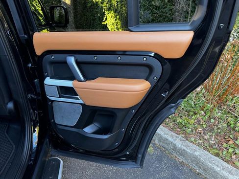 Used 2024 Land Rover Defender 130 X-Dynamic SE image 23