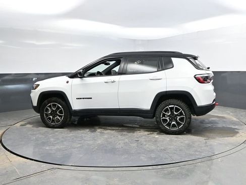 Used 2025 Jeep Compass Trailhawk image 5