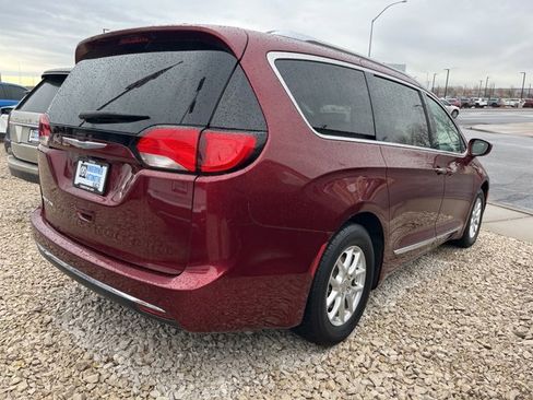 Used 2020 Chrysler Pacifica Touring-L image 6