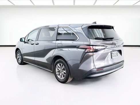 Used 2025 Toyota Sienna LE image 6