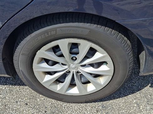 Used 2015 Toyota Camry LE FWD image 5