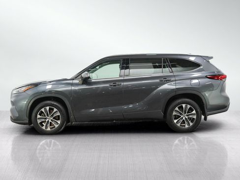 Used 2020 Toyota Highlander XLE AWD/4WD image 2