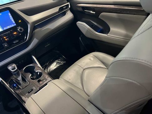 Certified 2020 Toyota Highlander Limited Platinum image 11