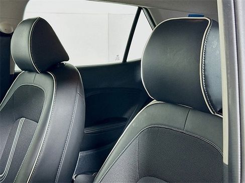 Used 2023 Hyundai Venue Limited image 20