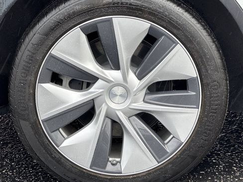 Used 2022 Tesla Model Y Long Range image 11