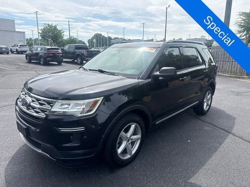 Used 2018 Ford Explorer XLT FWD image 3