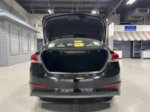 Used 2017 Hyundai Elantra SE FWD image 9