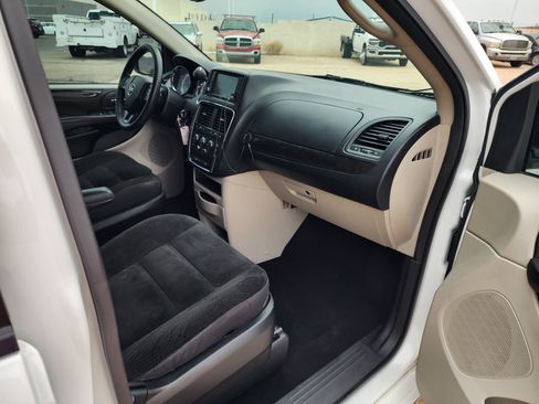 Used 2019 Dodge Grand Caravan SE w/ UConnect Hands-Free Group FWD image 12