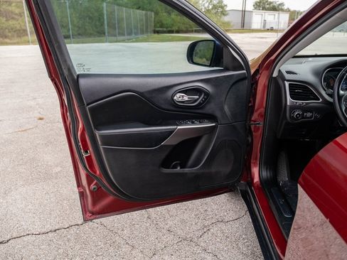 Used 2019 Jeep Cherokee Limited image 10