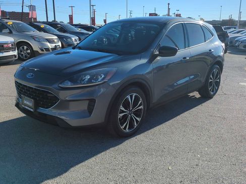 Used 2022 Ford Escape SE w/ SE Sport Appearance Package image 4