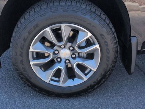 Used 2022 Chevrolet Silverado 1500 LT AWD/4WD image 30