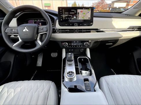 Used 2025 Mitsubishi Outlander SEL image 14