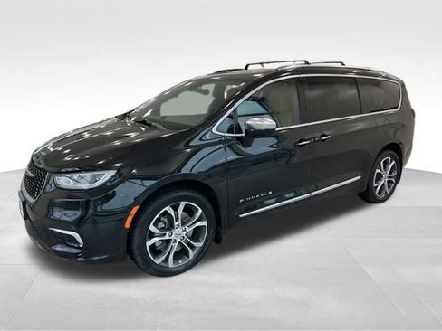 Used 2022 Chrysler Pacifica Pinnacle AWD/4WD image 2