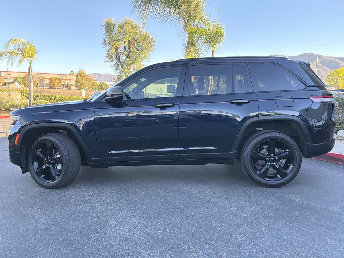 Used 2024 Jeep Grand Cherokee Limited w/ Black Appearance Package RWD image 16