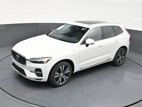 Used 2023 Volvo XC60 T8 Plus image 12
