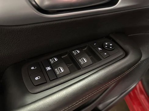 Used 2026 Chrysler Pacifica Limited FWD image 11