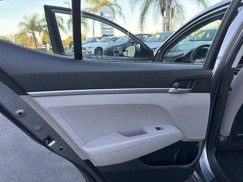 Used 2019 Hyundai Elantra SE image 23