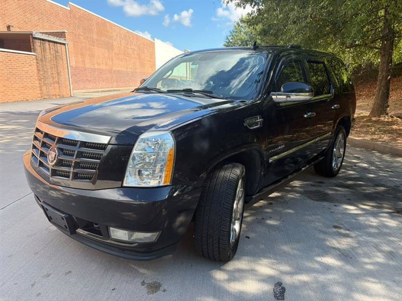 Used 2011 Cadillac Escalade Premium RWD image 3