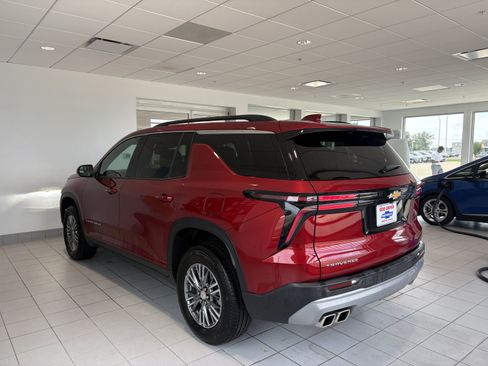 Used 2025 Chevrolet Traverse LT FWD image 6