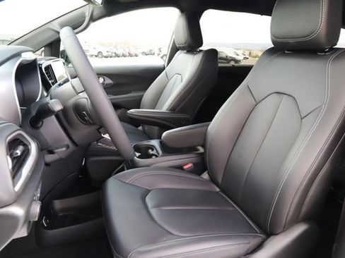 Used 2026 Chrysler Pacifica Select FWD image 14