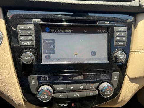 Used 2017 Nissan Rogue SL w/ SL Premium Package FWD image 24