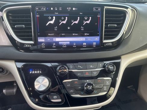 Used 2024 Chrysler Pacifica Touring-L FWD image 8