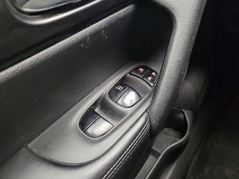 Used 2018 Nissan Rogue SV image 27