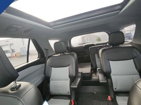 Used 2022 Ford Explorer XLT w/ Equipment Group 202A image 7