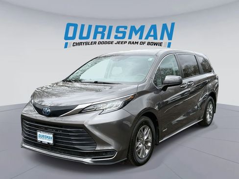 Used 2021 Toyota Sienna LE image 5