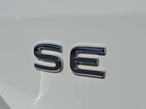 Used 2024 Volkswagen Taos SE image 9