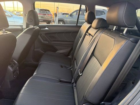 Used 2022 Volkswagen Tiguan SE w/ Panoramic Sunroof Package image 17
