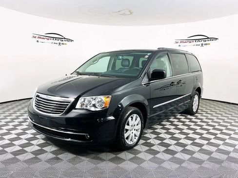 Used 2014 Chrysler Town & Country Touring image 4