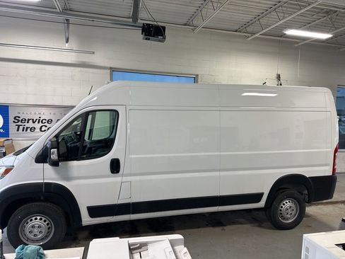 Used 2024 RAM ProMaster 2500 FWD image 2