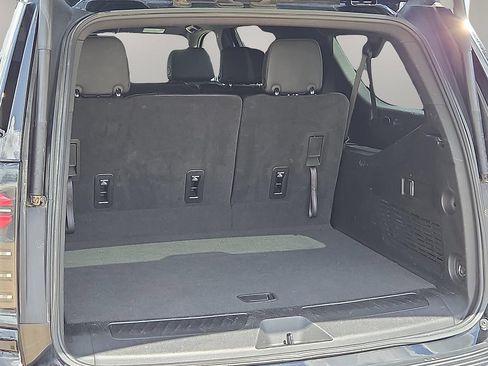 Used 2025 Chevrolet Suburban LT RWD image 8
