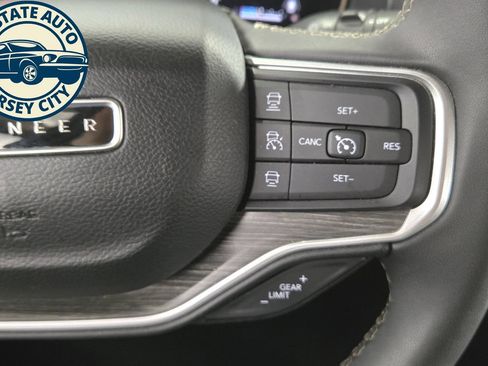 Used 2024 Jeep Wagoneer L Series II AWD/4WD image 13