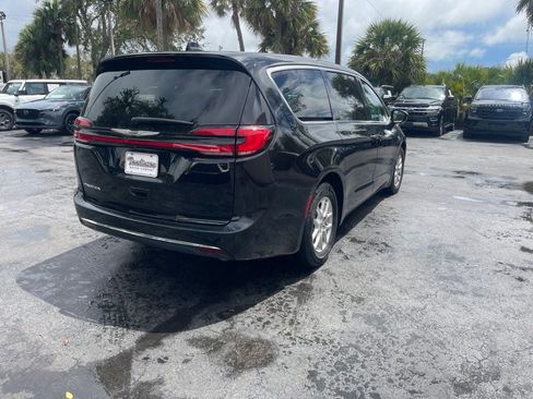 Used 2024 Chrysler Pacifica Touring-L FWD image 6