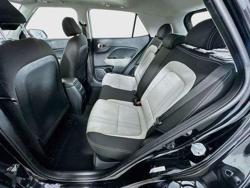 Used 2025 Hyundai Venue SEL FWD image 29