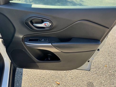 Used 2019 Jeep Cherokee Limited image 50