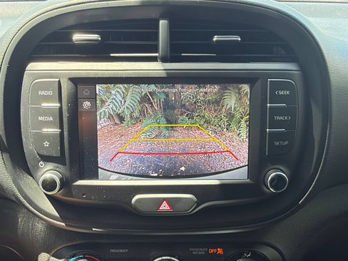 Used 2025 Kia Soul LX w/ LX Technology Package FWD image 22