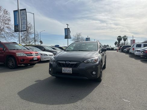 Used 2023 Subaru Crosstrek 2.0i Premium image 1