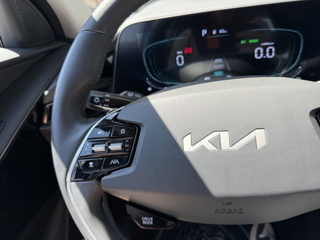 Used 2025 Kia Niro EX FWD image 28