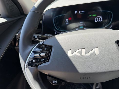 Used 2025 Kia Niro EX FWD image 28