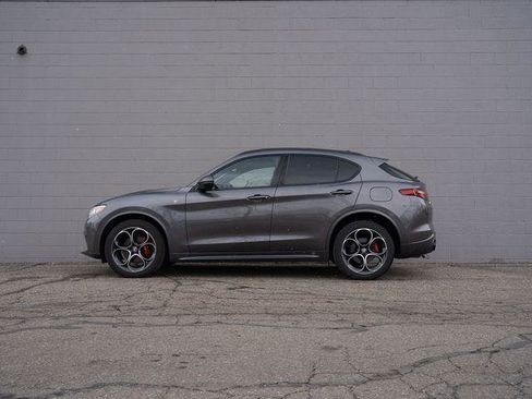 Used 2023 Alfa Romeo Stelvio Ti AWD/4WD image 2