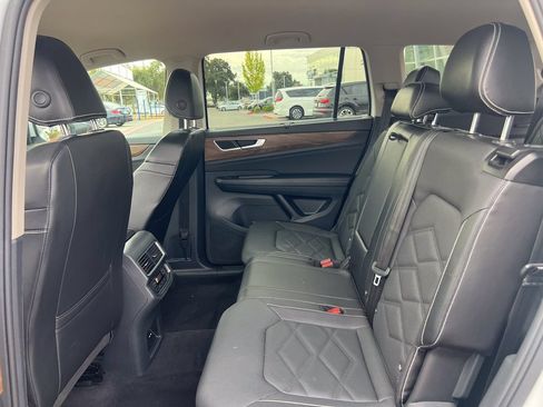Used 2025 Volkswagen Atlas SE AWD/4WD image 25