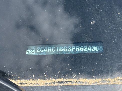 Used 2023 Chrysler Pacifica Touring-L FWD image 2