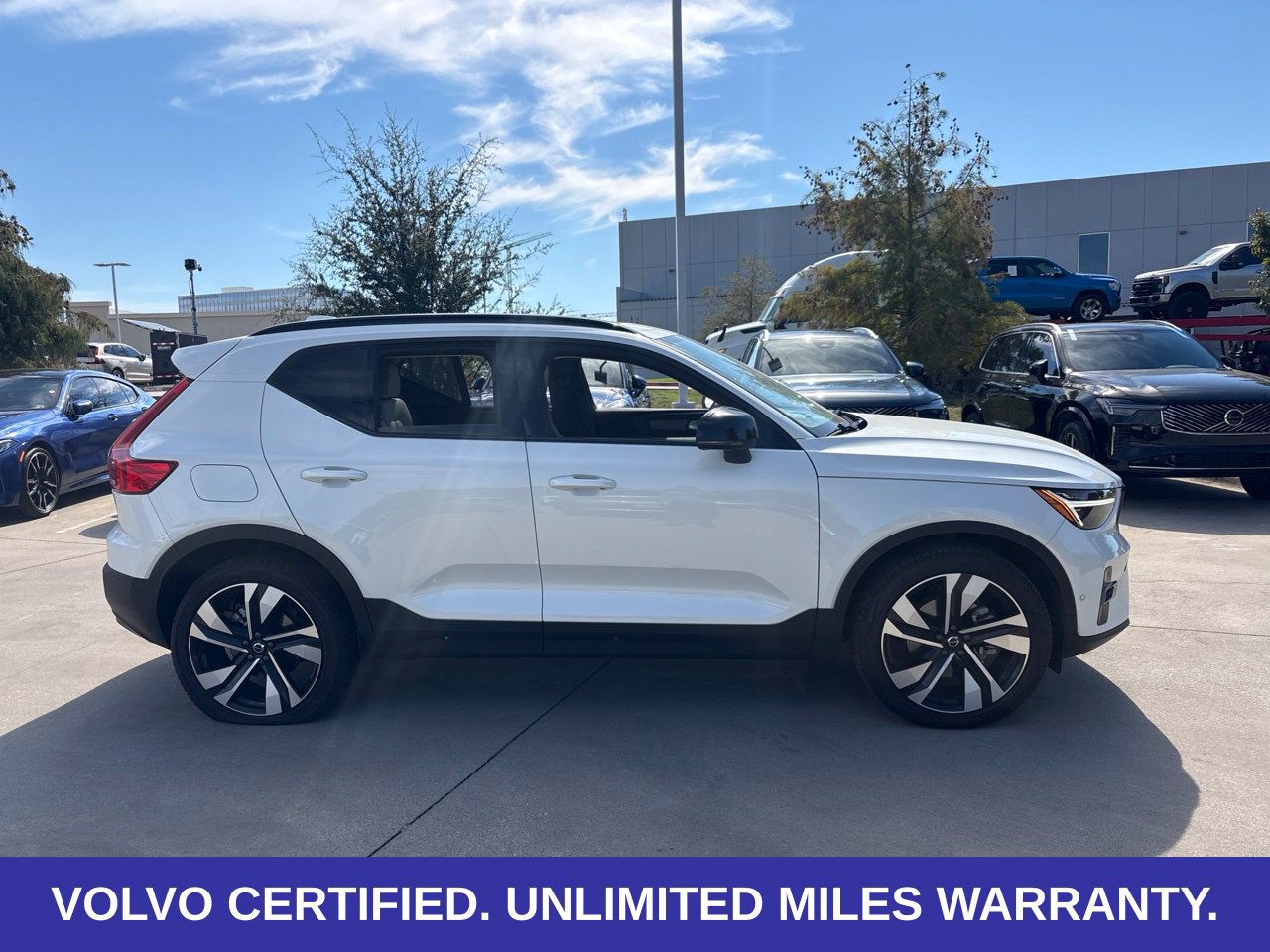 Certified 2025 Volvo XC40 B5 Plus AWD/4WD image 6