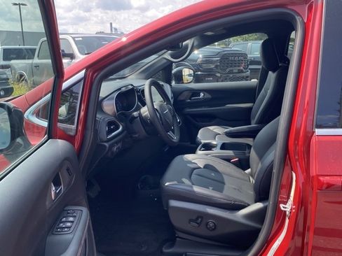 New 2026 Chrysler Pacifica Select image 16