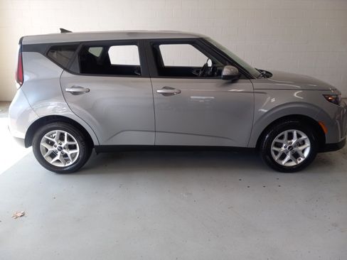 Used 2025 Kia Soul LX w/ LX Technology Package FWD image 2