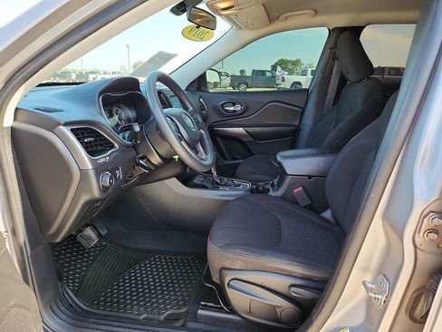 Used 2019 Jeep Cherokee Latitude w/ Popular Appearance Group FWD image 16