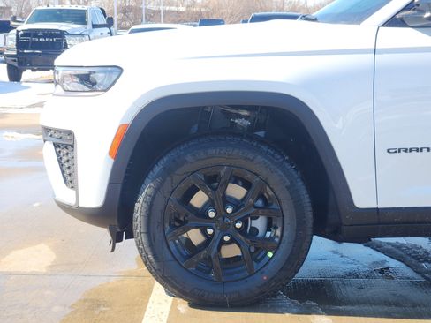 New 2026 Jeep Grand Cherokee Altitude RWD image 5